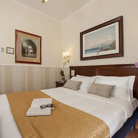 Des Artistes Отель 3*