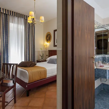 Des Artistes Hotel 3*